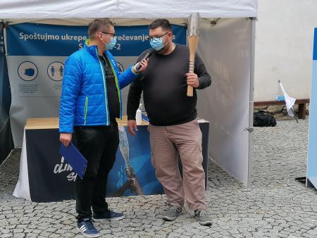 Idrijski župan Tomaž Vencelj ob sprejemu slovenske bakle